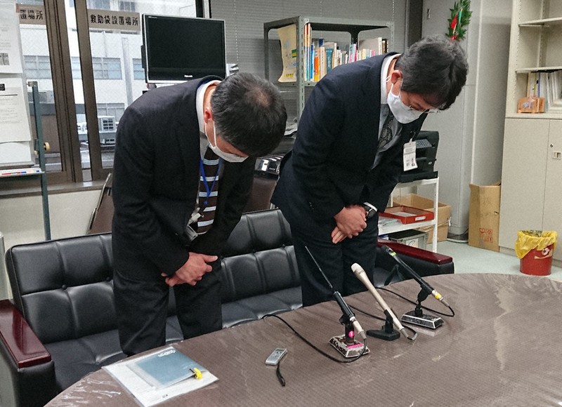 集団いじめに関する保護者からの相談内容を学校に漏らし、謝罪する西宮市教育委員会の担当者たち=兵庫県西宮市六湛寺町で2022年3月1日午後4時1分、稲田佳代撮影