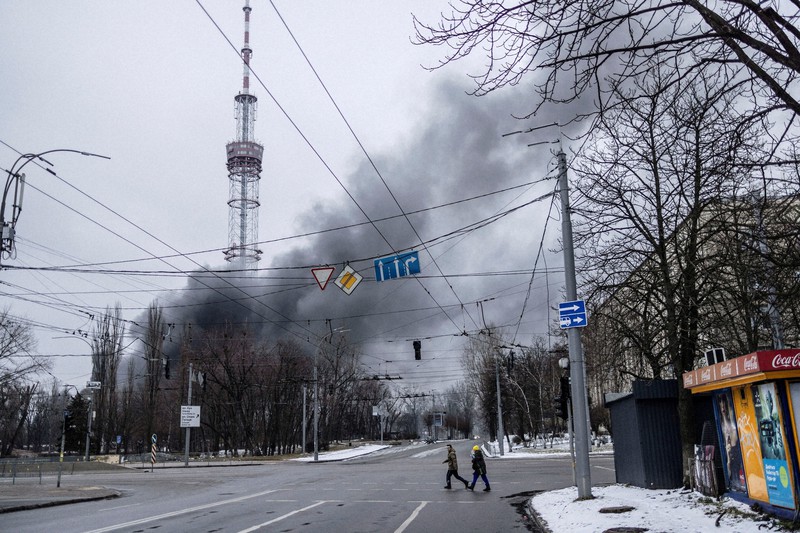 ロシア軍の侵攻が続くウクライナの首都キエフで攻撃を受けて煙を上げるテレビ塔=1日、ロイター