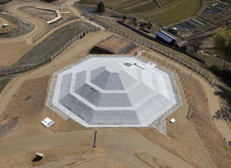 よみがえった牽牛子塚古墳 築造時の石張り八角墳復元 奈良・明日香