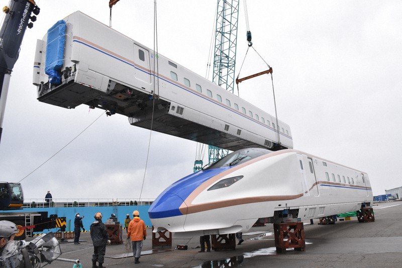 敦賀延伸へ北陸新幹線「W7系」新車両が金沢港に陸揚げ JR西 | 毎日新聞