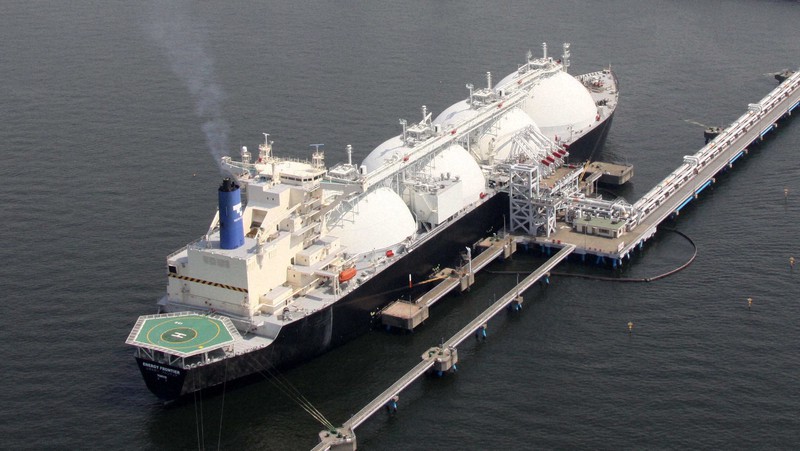 「サハリン2」の液化天然ガス(LNG)を積んだ専用船=千葉県袖ケ浦市で2009年4月6日、本社ヘリから武市公孝撮影