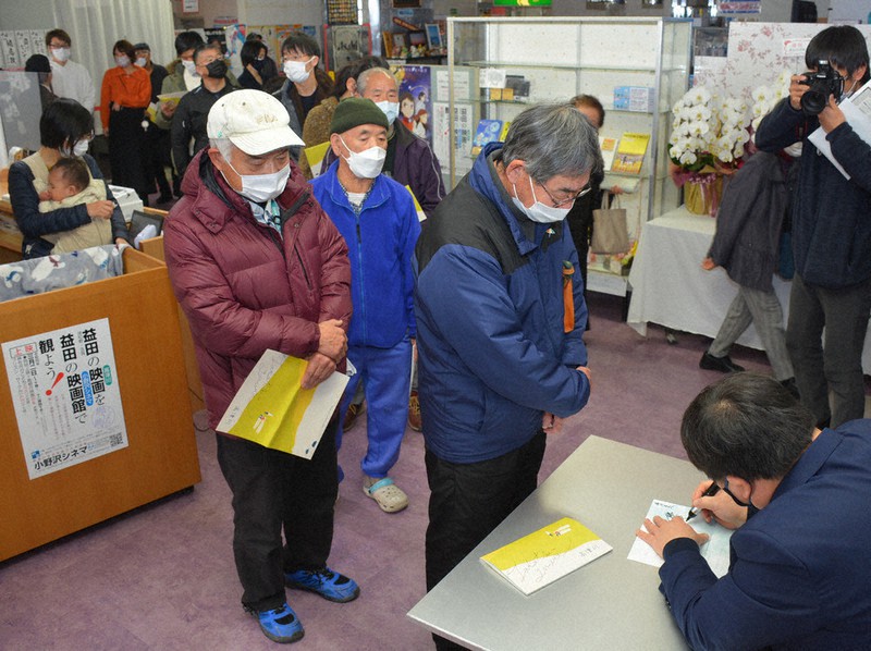 豊かな日常描く 高津川 ご当地の復活シアターで 上映初日 錦織監督あいさつ 島根 毎日新聞