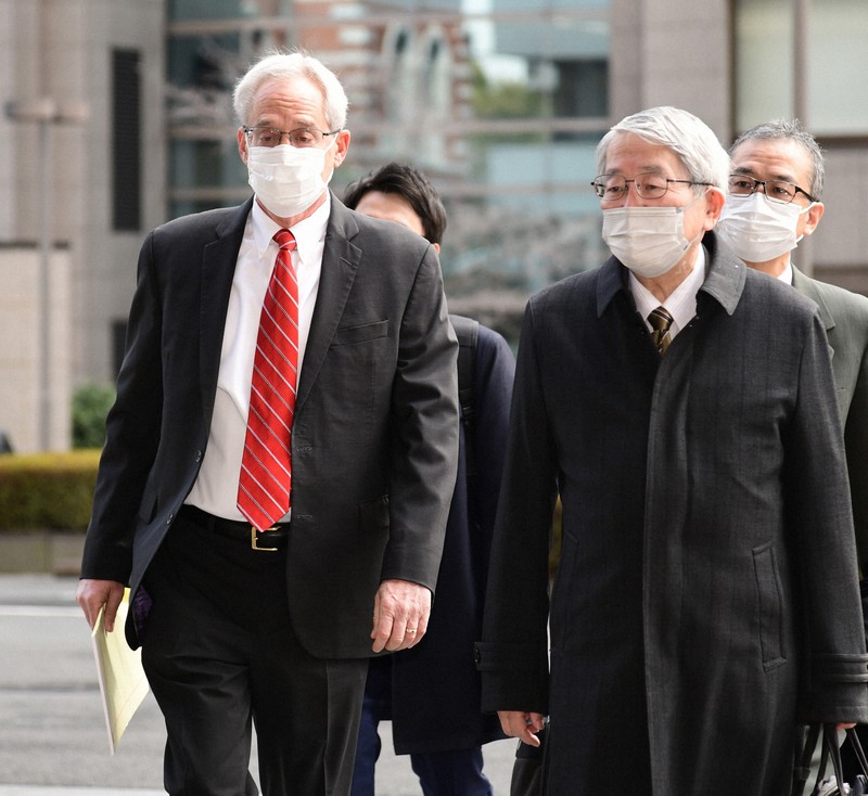 東京地裁に入る日産元代表取締役のグレッグ・ケリー被告(左)=東京都千代田区で2022年3月3日午前9時29分(代表撮影)