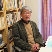 インタビューに応じる橋本健二・早大教授＝東京都豊島区で2020年3月2日午後3時54分、牧野宏美撮影