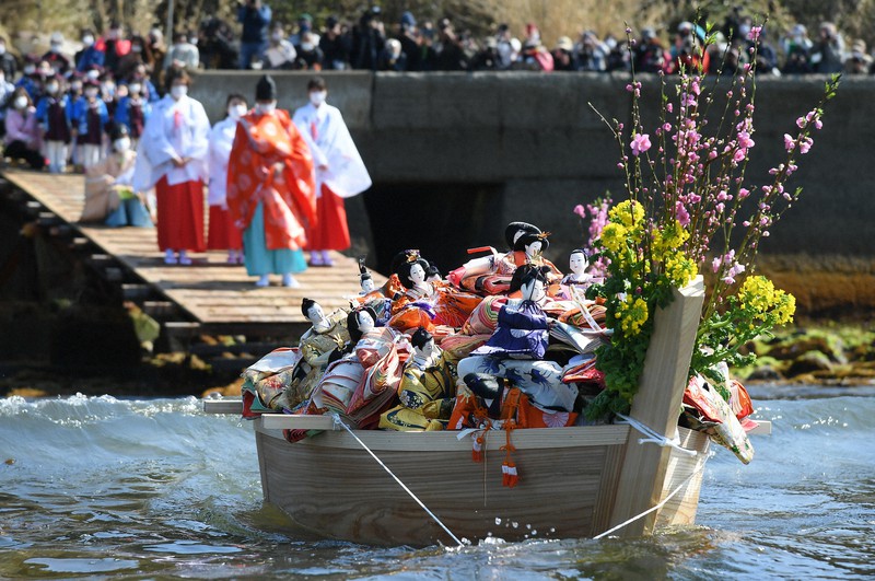 小舟に200体 桃の節句に伝統の「ひな流し」 和歌山・淡嶋神社 [写真
