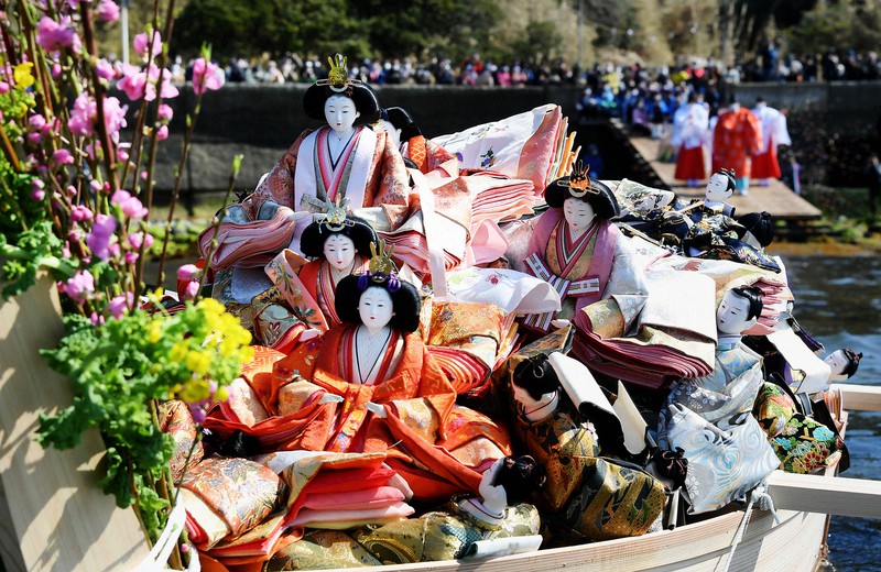 小舟に200体 桃の節句に伝統の「ひな流し」 和歌山・淡嶋神社 [写真
