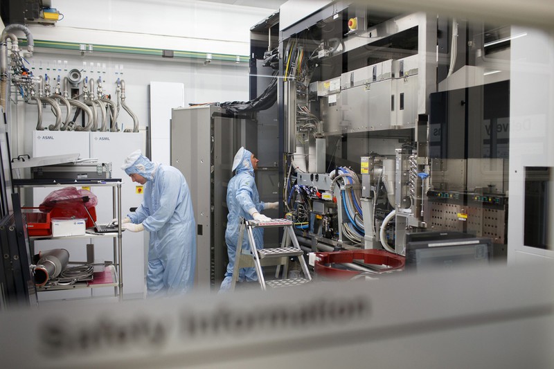半導体製造用露光装置世界最大手、オランダASMLの工場。ネオンガスの代替調達先の検討を始めた(オランダ南部フェルトホーフェン) Bloomberg
