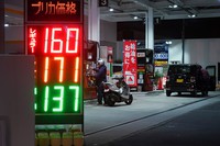 日本国内はガソリンだけでなく、さまざまな製品が値上がりしている　Bloomberg