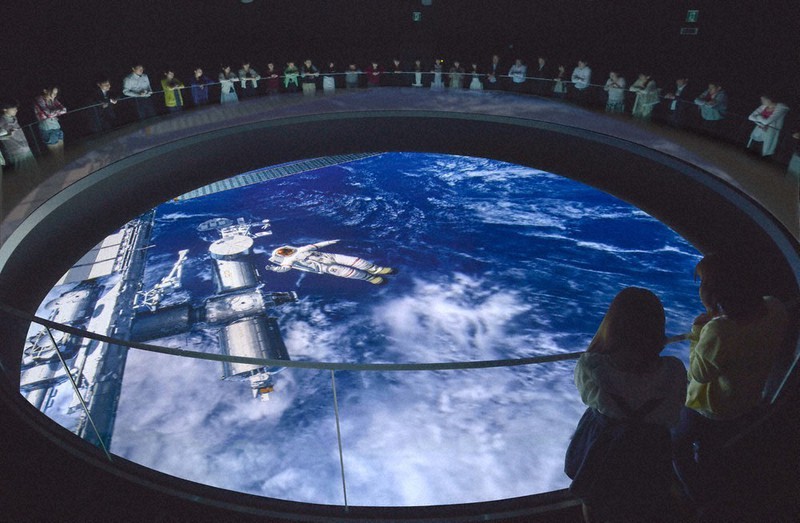 のぞき込むスタイルで宇宙をとらえる「シアター宙」。迫力のある映像に浮遊感を味わえる(宇宙ミュージアムTeNQ提供)