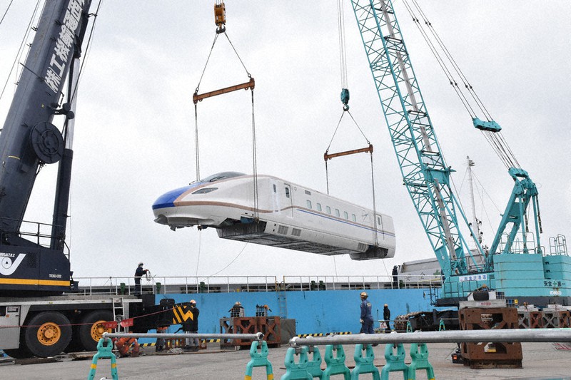 敦賀へ走る日、待ち遠しい 新幹線新車両 金沢港で陸揚げ ／石川