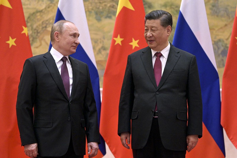 首脳会談を行った中国の習近平主席(右)とロシアのプーチン大統領=北京で2022年2月4日、AP
