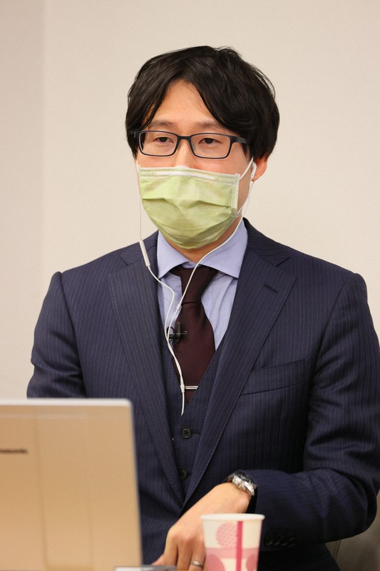 二十五世本因坊治勲との対談に臨む本因坊文裕=東京都千代田区の日本棋院で2022年2月16日午後7時5分、松田嘉徳撮影