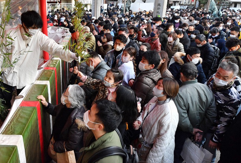 福ザサを求める参拝客でにぎわう今宮戎神社=大阪市浪速区で2022年1月9日午後3時41分、木葉健二撮影