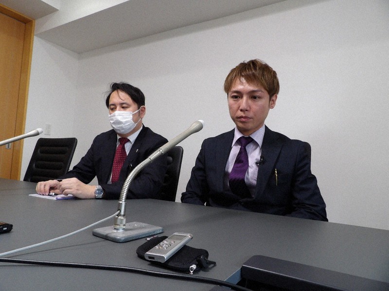 最高裁判決後に記者会見する西本誠氏(右)=東京都内で2022年3月4日、鈴木篤志撮影