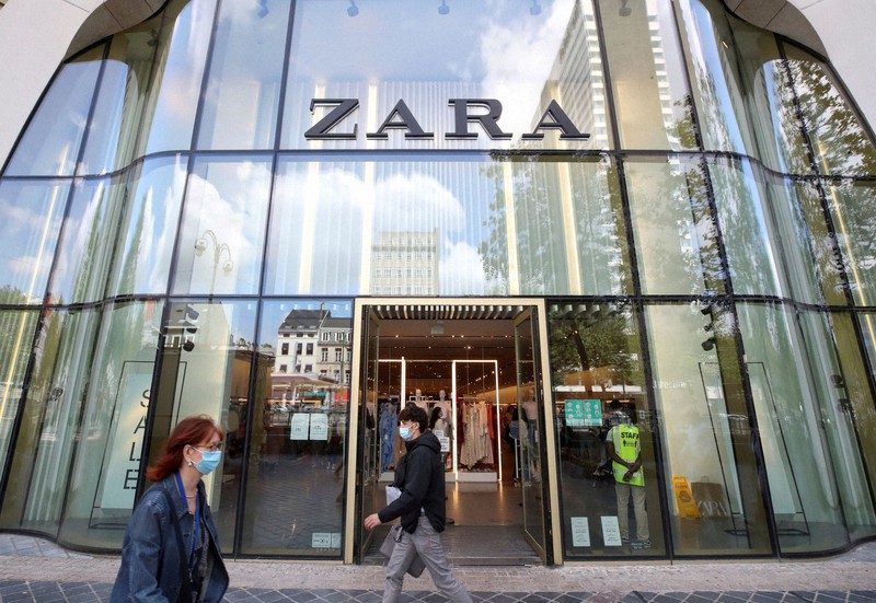 ブリュッセルの店舗に掲げられたZARAのロゴ=ロイター