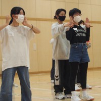 ダンス部の活動で、講師のプロダンサーAMIさん（左から3人目）から指導を受ける生徒ら＝東京都渋谷区の区立上原中で2021年11月20日午後2時半、柳澤一男撮影