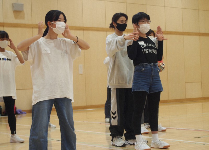 ダンス部の活動で、講師のプロダンサーAMIさん(左から3人目)から指導を受ける生徒ら=東京都渋谷区の区立上原中で2021年11月20日午後2時半、柳澤一男撮影