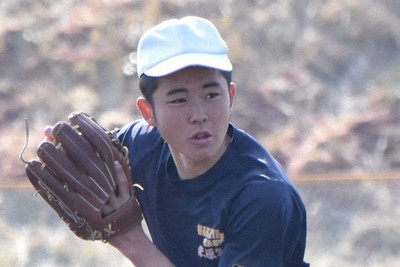 頂点へ・センバツ山梨学院：選手紹介／9止 星野泰輝外野手／張本哲志外