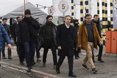 ウクライナ・ポーランド国境で会談後、一緒に歩く米国のブリンケン国務長官（前列中央）とウクライナのクレバ外相(同右)＝ポーランドで2022年3月5日、AP