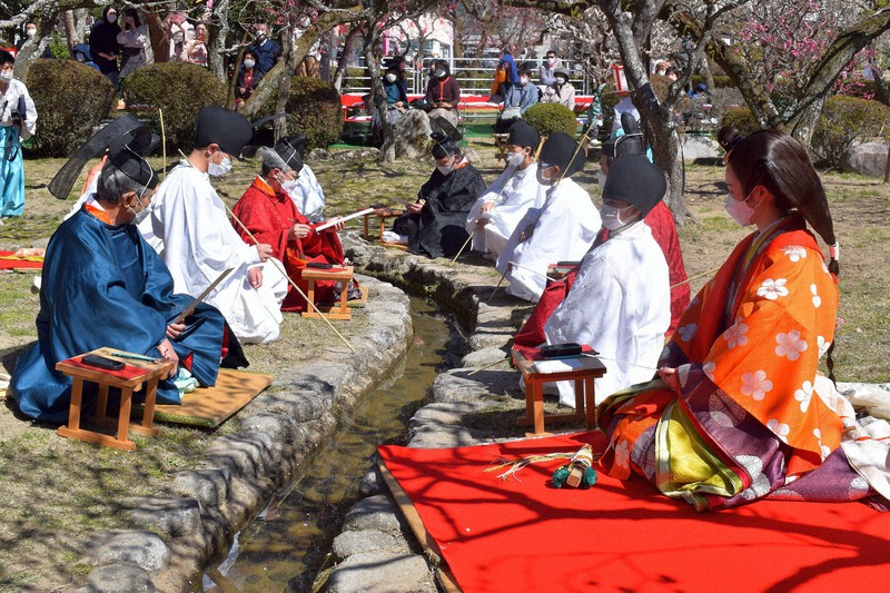 太宰府天満宮で 曲水の宴 梅の花の下 2年ぶりに雅な神事 毎日新聞