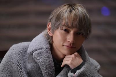 インタビューに答えるSKY－HI（日高光啓さん）＝東京都文京区で2022年1月26日、竹内紀臣撮影