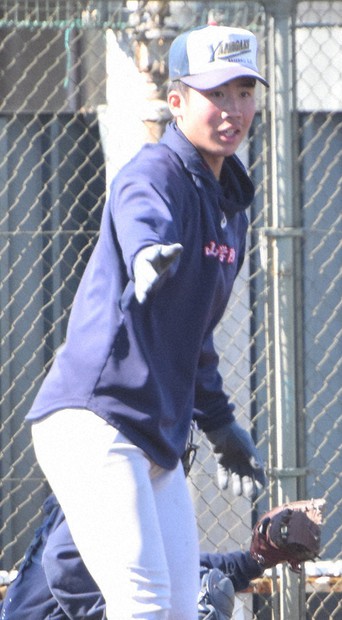 頂点へ・センバツ山梨学院：選手紹介／9止 星野泰輝外野手／張本哲志外