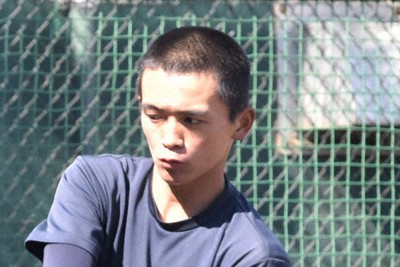 頂点へ・センバツ山梨学院：選手紹介／9止 星野泰輝外野手／張本哲志外