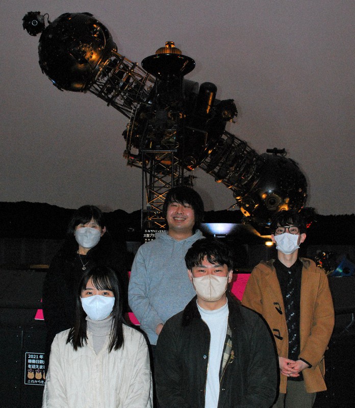 ふるさと納税制度の返礼品としてプラネタリウムを借り切った佐伯雄太郎さん(後列中央)と知人ら=兵庫県明石市立天文科学館で、大川泰弘撮影