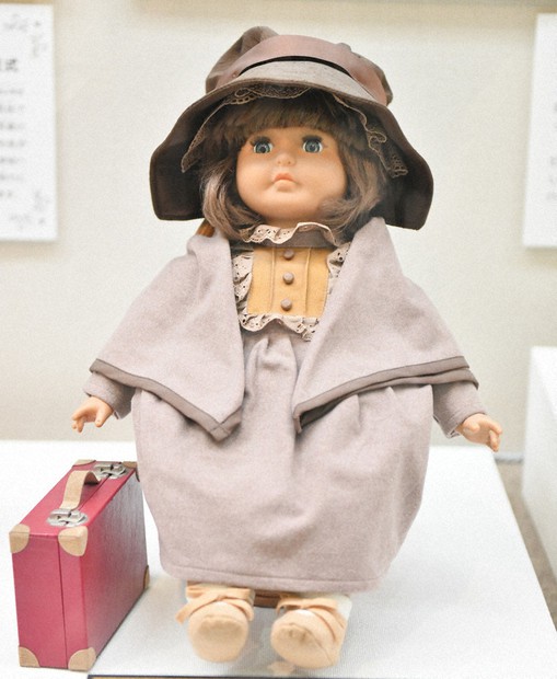 窓のむこうは：アメリカからの「青い目の人形」 95年前、「友情の証し