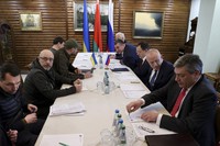 停戦協議を再開したロシアとウクライナの代表団＝ベラルーシとポーランドの国境付近で2022年3月3日、AP
