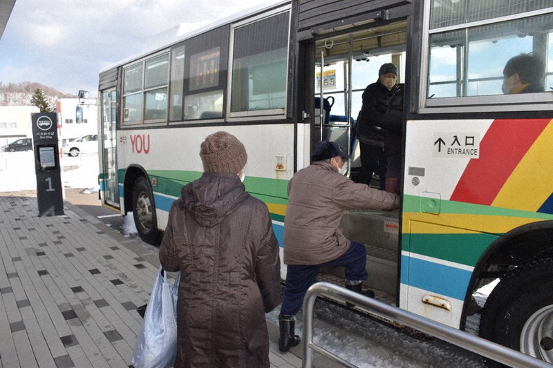 市内を循環する代替バスに乗車する市民=北海道夕張市清水沢で2022年3月4日、真貝恒平撮影