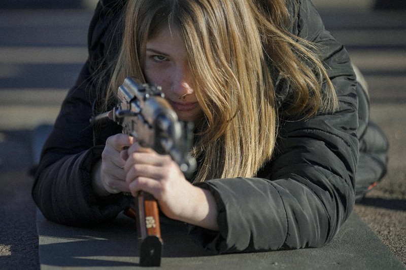民間人向けの基礎戦闘訓練で、銃を構える若い女性=ウクライナ南部マリウポリで2月13日、AP