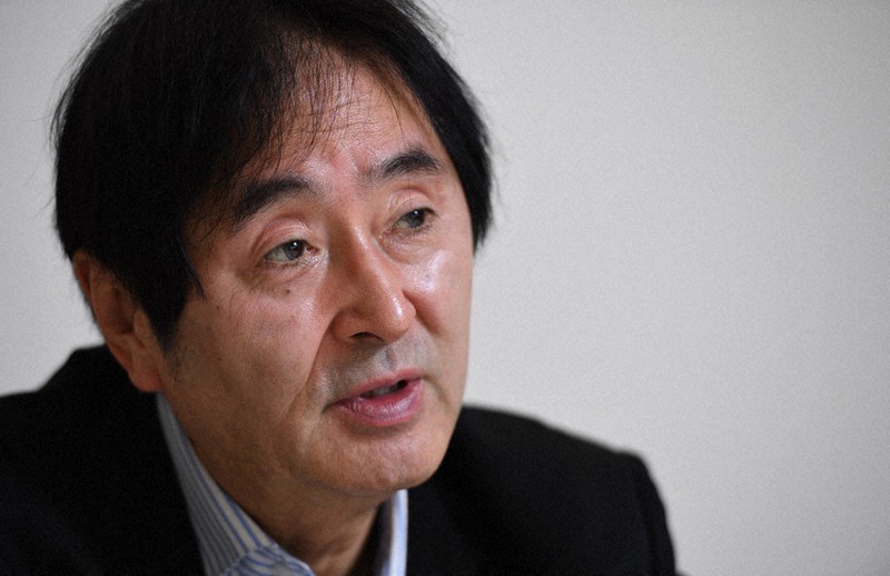 インタビューに答える永田浩三・武蔵大教授=東京都千代田区で2022年2月22日、宮本明登撮影