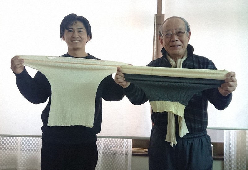 腹巻きを紹介する下山縫製の下山湧司会長(右)と、インナーをPRする並木駿太さん=群馬県桐生市で2022年3月3日、大澤孝二撮影