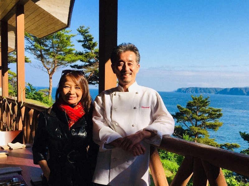 伊藤勝康シェフと筆者=岩手県で