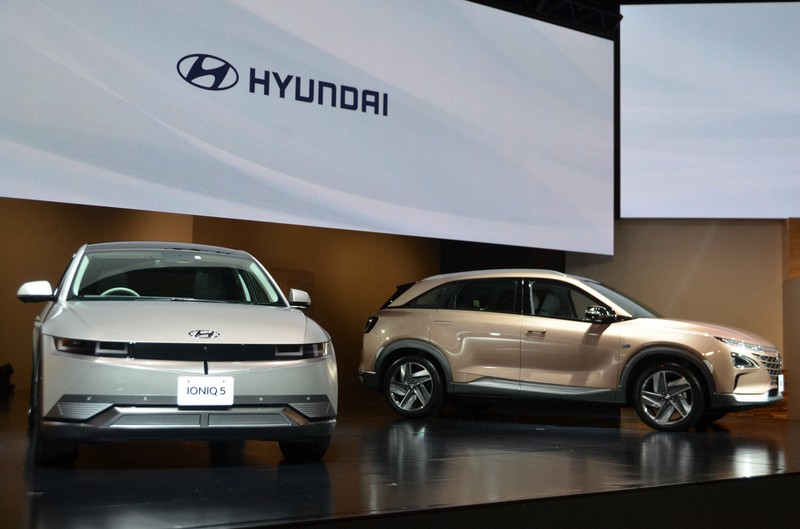 現代自動車が日本国内で発売するEV「アイオニック5」(左)と、FCV「ネッソ」=東京都千代田区で2022年2月8日午前11時16分、杉山雄飛撮影