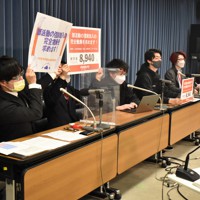 部活動の強制加入の撤廃を求めて記者会見する日本若者協議会のメンバーら＝東京都千代田区で2022年3月9日午前11時16分、大久保昂撮影