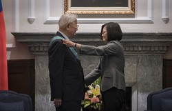 台湾の蔡英文総統（右）から勲章を授与されるTSMC創業者の張忠謀氏＝2018年9月、台北市の台湾総統府で。総統府ニュースサイトより