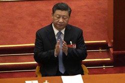 全国人民代表大会（全人代）に出席した中国の習近平国家主席＝北京で2022年3月5日、AP