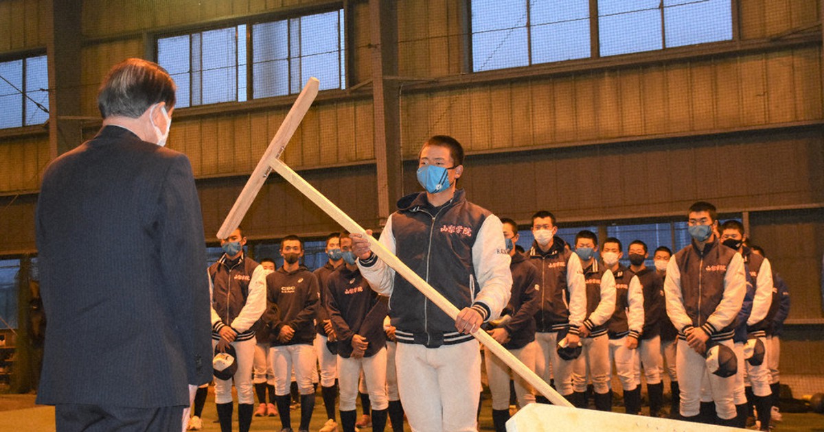 頂点へ・センバツ山梨学院：激励のトンボ、勝利誓う 甲府の住宅