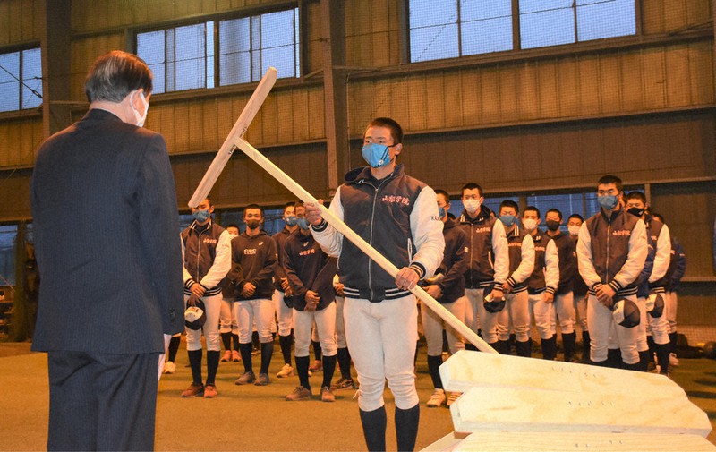 頂点へ・センバツ山梨学院：激励のトンボ、勝利誓う 甲府の住宅