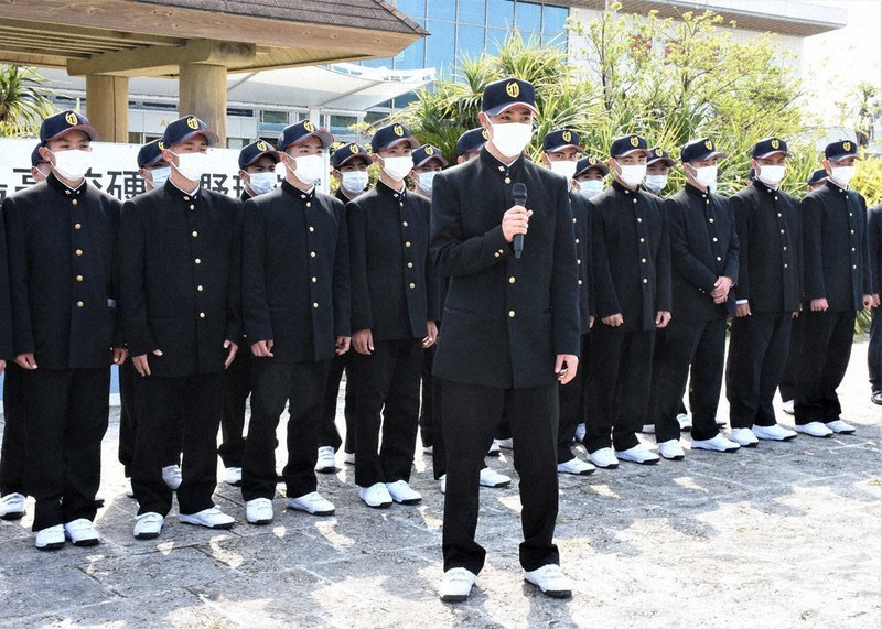 第94回選抜高校野球 大島「楽しむ野球」誓う 甲子園に出発、空港で激励