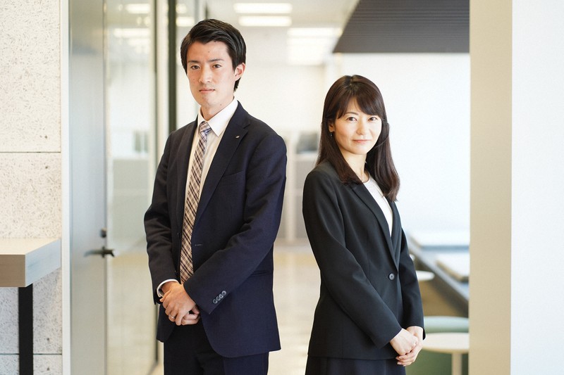 スノーボード・小須田選手の同僚社員の多田千佳子さん(右)と矢沢曜さん=東京都中央区で2022年2月2日、内藤絵美撮影