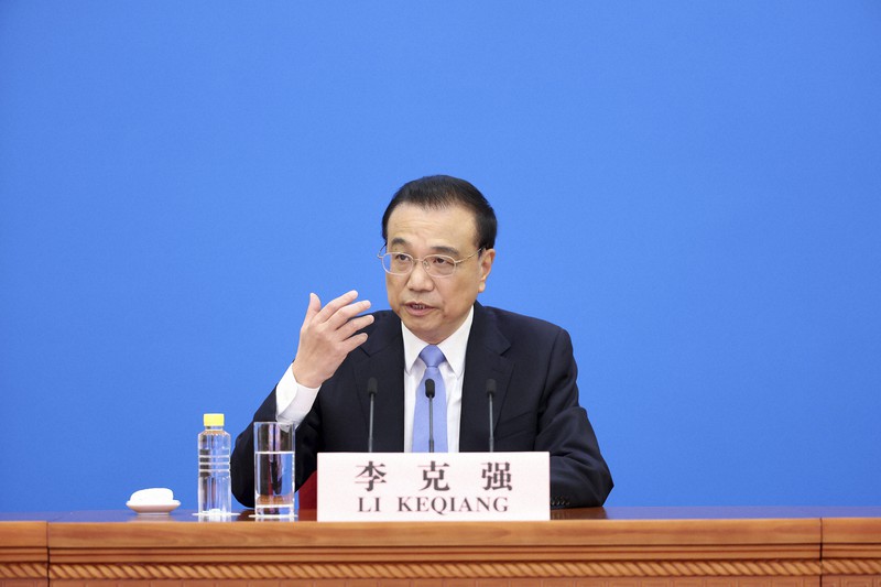記者会見に臨む中国の李克強首相=北京で2022年3月11日、AP