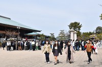 まん延防止等重点措置が解除され、修学旅行生や若者などでにぎわった観光地の宮島＝広島県廿日市市宮島町で2022年3月7日午後2時15分、根本佳奈撮影
