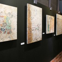 触れる「高松塚古墳壁画」 複製陶板7点が完成 壁面の凹凸も再現 [写真