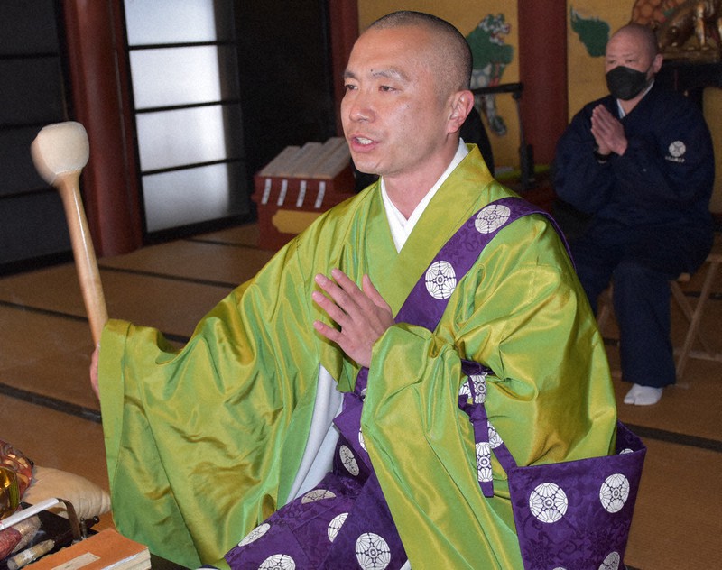 被災地の復興を祈り経を唱える畠山さん=栃木県日光市中宮祠の中禅寺で2022年3月11日午後3時3分、渡辺佳奈子撮影