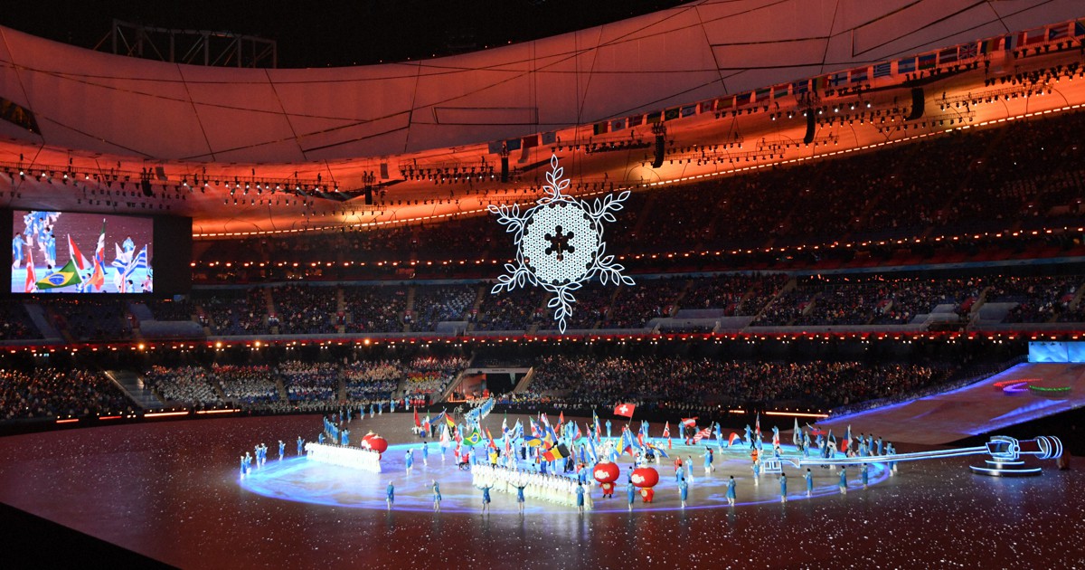 北京パラ閉会式 巨大レコードプレーヤーが登場、演出始まる | 毎日新聞