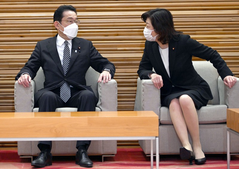 閣議に臨む岸田文雄首相(左)と野田聖子少子化担当相=首相官邸で2022年3月11日、竹内幹撮影