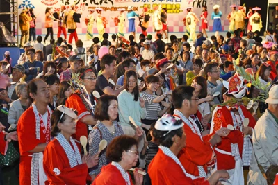 花自動車 巡回始まる 3年ぶりの博多どんたく 3日開幕を前に 毎日新聞